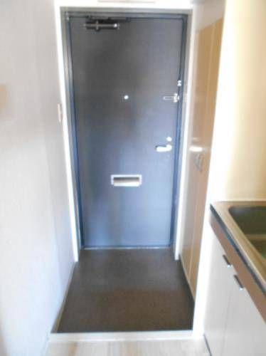 ジュネパレス市川第１７の玄関