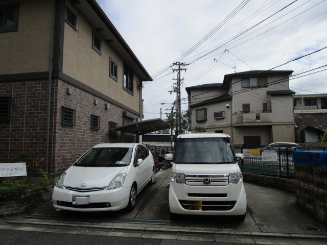 アウラ千里丘の駐車場