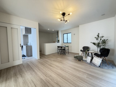 【居間・リビング】 | 浦添市牧港（限定1棟） | ※同仕様写真です