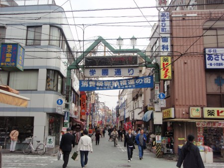 足立区千住寿町のアパートの周辺