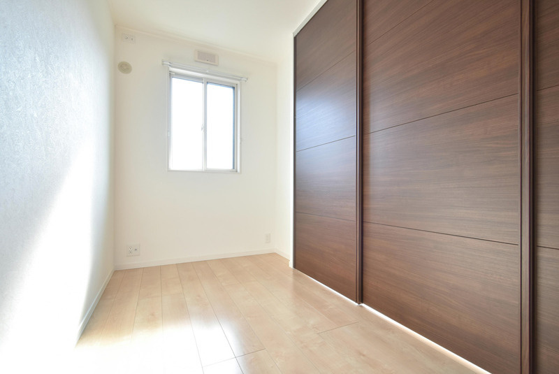 シオン壱番館【キャッシュバック対象物件】の洋室|落ち着いた色調の洋室です