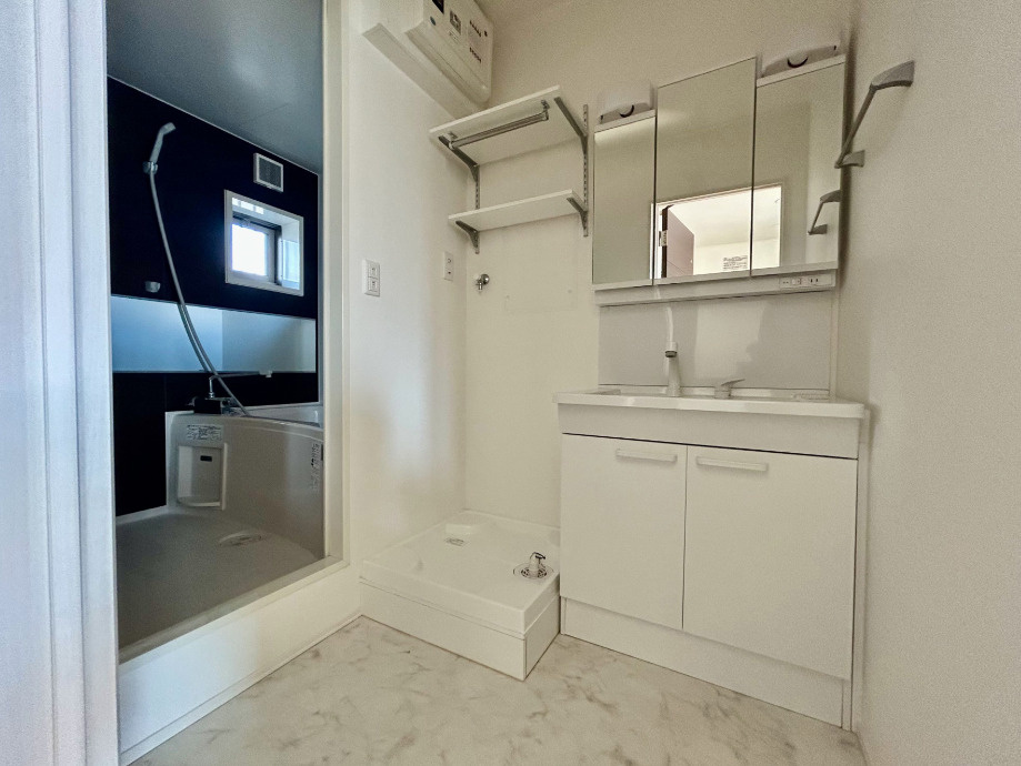 シオン壱番館【キャッシュバック対象物件】の洗面所|ゆったりとスペースのある洗面所