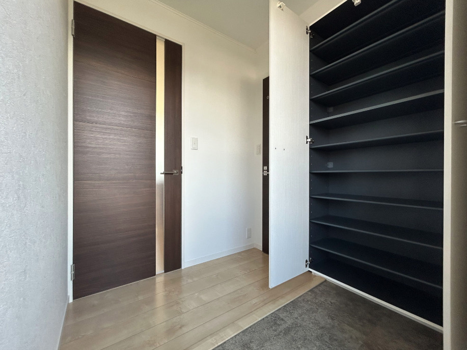 シオン壱番館【キャッシュバック対象物件】の玄関|落ち着いた玄関です