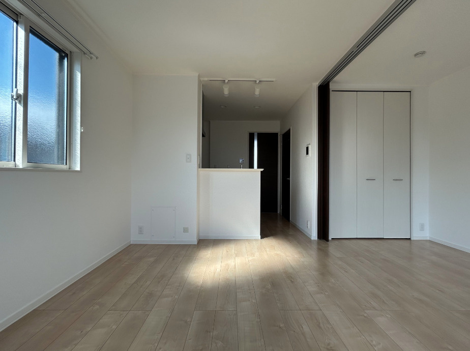 シオン壱番館【キャッシュバック対象物件】の居間・リビング|おしゃれなリビングです