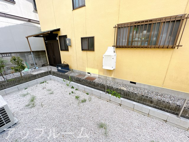 春日井市上条町１０丁目のアパートの庭