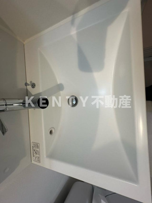 【洗面所】 | ジェノヴィア蒲田Ⅱスカイガーデン | 独立洗面台、小物を置くことができて便利です