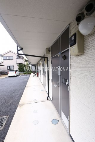 レオパレスプランドール八ヶ崎のエントランス