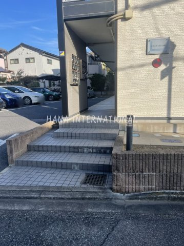 レオパレスプランドール八ヶ崎のエントランス