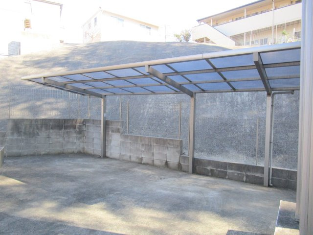 ヒルサイドCのエントランス|★敷地内駐輪場★