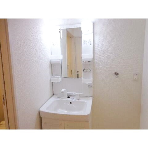 横浜市戸塚区矢部町のアパートの洗面所|明るい洗面所です