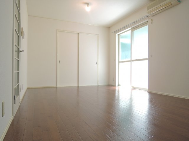 高槻市辻子１丁目のアパートの居間・リビング