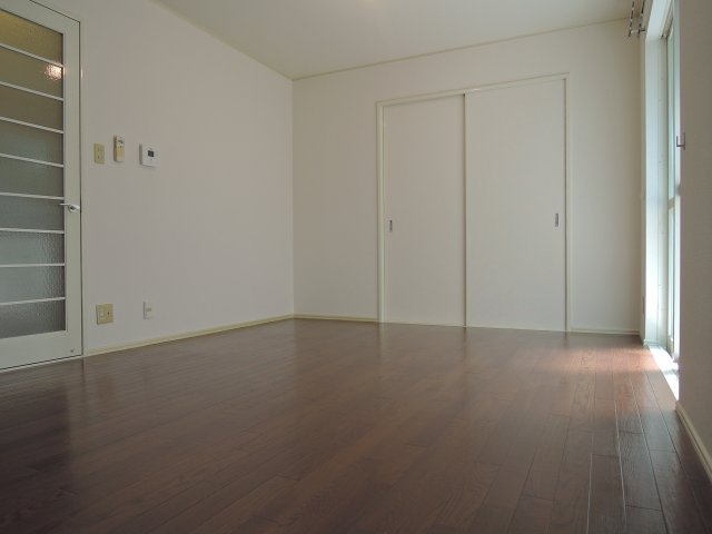 高槻市辻子１丁目のアパートの居間・リビング