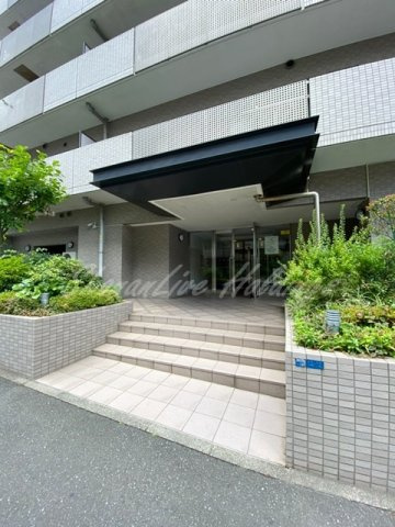 藤沢市鵠沼石上１丁目の賃貸マンションのエントランス