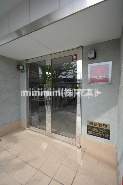 グランパシフィック芦原橋駅前のエントランス
