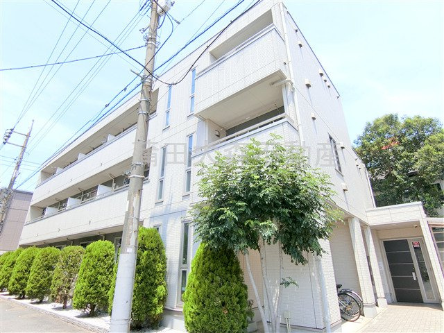 MJ(エムジェーキャッスルの外観|2009年7月築　鉄骨造地上3階建て総戸数12戸オートロック宅配BOX付人気賃貸アパート　
京急空港線糀谷駅近の東京都大田区南蒲田3丁目！糀谷駅南側の商店街から少し入った落ち着いた住環境が魅力！