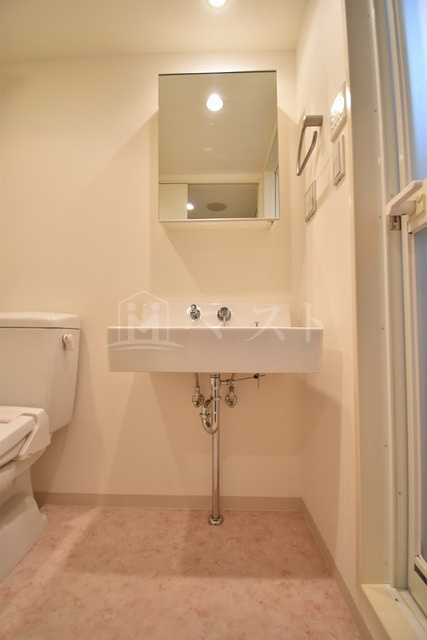 大阪市中央区本町橋の賃貸マンションの洗面所