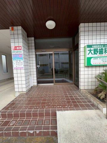 伊勢原市伊勢原３丁目の店舗事務所のエントランス