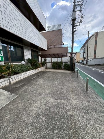 伊勢原市伊勢原３丁目の店舗事務所の駐車場