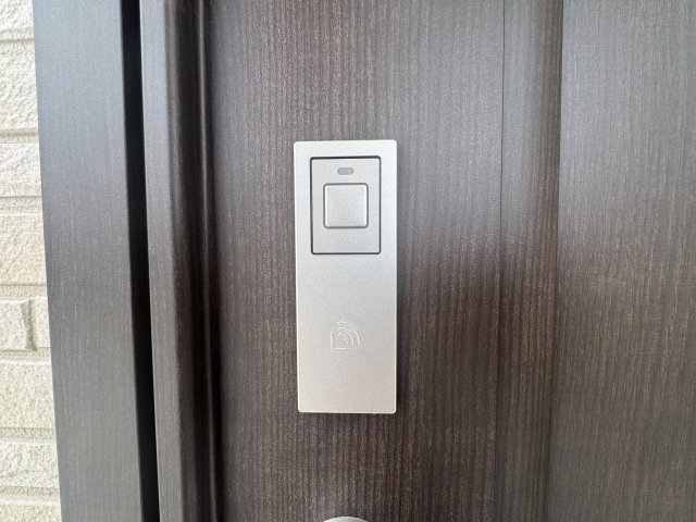糸満市西崎町（全2棟）ラストA号棟の玄関|A号棟　スマートキー付き♪