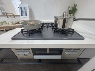 【キッチン】 | 糸満市西崎町（全2棟）ラストA号棟 | A号棟　三口コンロ♪