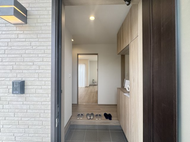 糸満市西崎町（全2棟）ラストA号棟の玄関|A号棟　十分な収納付き玄関♪SIC付き♪