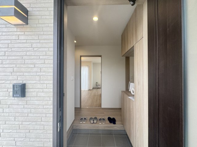 【玄関】 | 糸満市西崎町（全2棟）ラストA号棟 | A号棟　十分な収納付き玄関♪SIC付き♪