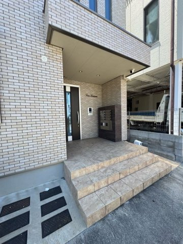 神戸市長田区四番町１丁目のアパートのエントランス