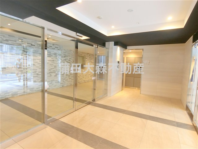 KDXレジデンス蒲田南のエントランス|防犯カメラTVモニター付オートロック宅配BOXメールBOX管理人室　エントランス