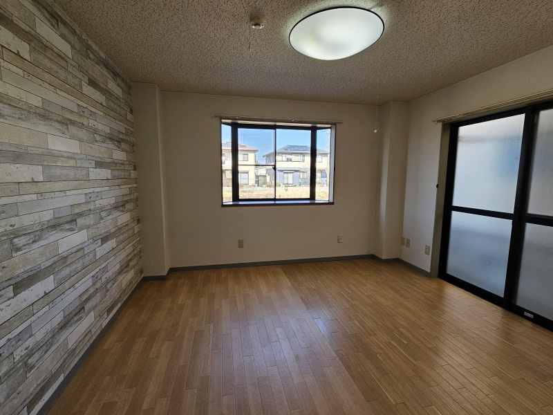 WINS 弐番館の寝室|広々8.6帖のお部屋です。通常の１Kは窓が1面ですが、2面あります。