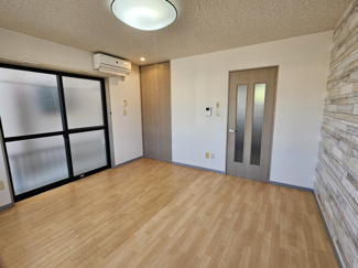 【居間・リビング】 | WINS 弐番館 | １Kの洋室は寝室でもありリビングでもありますので広いとベット・机と置いても余裕があると嬉しいですね！