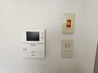 【セキュリティ】 | WINS 弐番館 | モニター付きインターホンで安心です。非常ベルも付いていますよ。