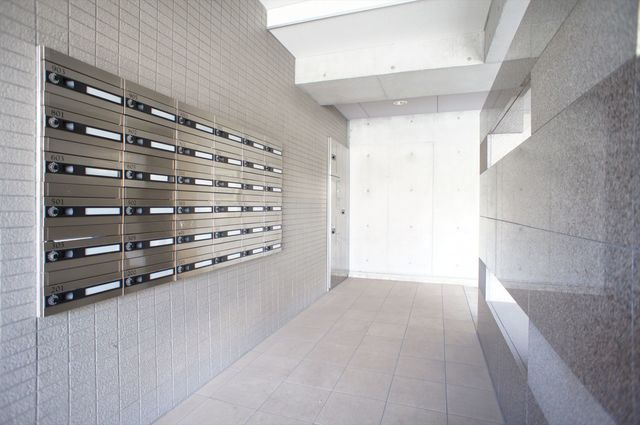 マリンパレス登戸のロビー|集合ポストと宅配ボックスあります