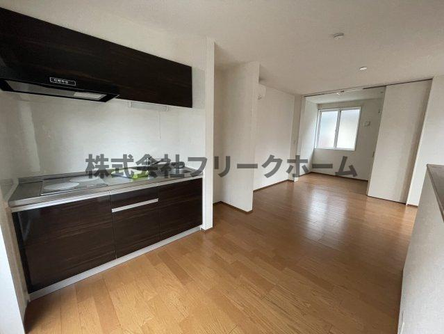 武蔵野市境南町２丁目のアパートの居間・リビング