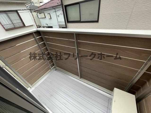 武蔵野市境南町２丁目のアパートのバルコニー
