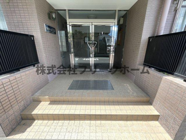 三鷹市牟礼１丁目の賃貸マンションのエントランス