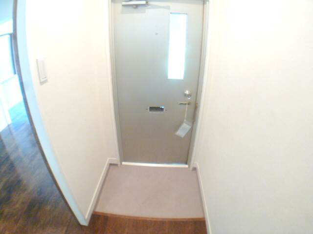 津の峰マンションの玄関