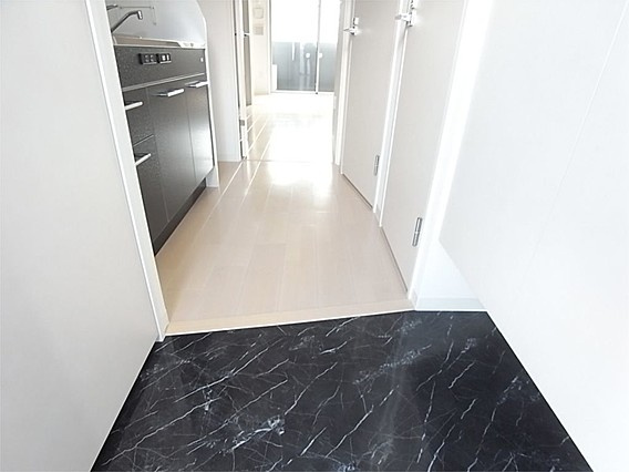 アドバンス三宮ラシュレの玄関