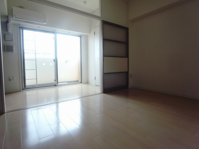 アドバンス三宮ラシュレの洋室