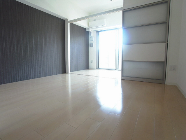 アドバンス三宮ラシュレの洋室