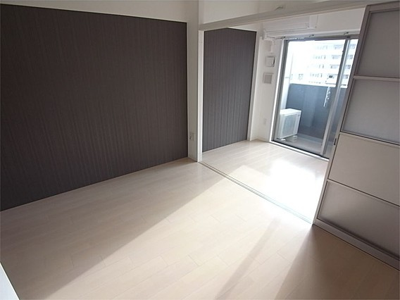 アドバンス三宮ラシュレの洋室