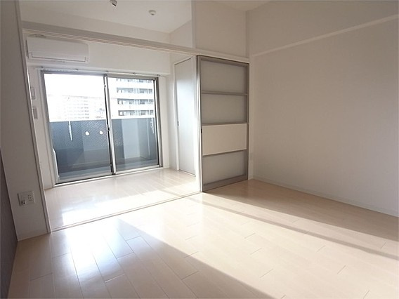 アドバンス三宮ラシュレの居間・リビング