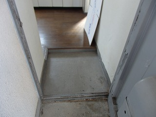 オオギビルの玄関