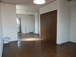 オオギビルの洋室