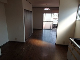 オオギビルの洋室