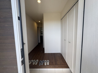 【玄関】 | うるま市高江洲（全3棟） | 1号棟　十分な収納付き玄関♪