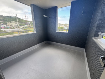【バルコニー】 | うるま市高江洲（全3棟） | 1号棟　インナーバルコニー♪（2階ホールから出入り可）