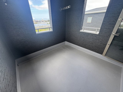 【バルコニー】 | うるま市高江洲（全3棟） | 1号棟　インナーバルコニー♪（2階ホールから出入り可）