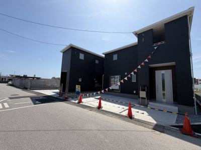 【外観】 | うるま市高江洲（全3棟） | 1号棟　並列駐車2台完備♪