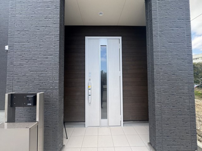 【玄関】 | うるま市高江洲（全3棟） | 1号棟　スマートキー付き♪