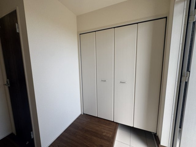 【玄関】 | うるま市高江洲（全3棟） | 1号棟　十分な収納付き玄関♪